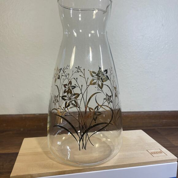 Vintage Pyrex Glass Juice Carafe Gold Floral Design 9.75" high 48oz - Picture 5 of 9